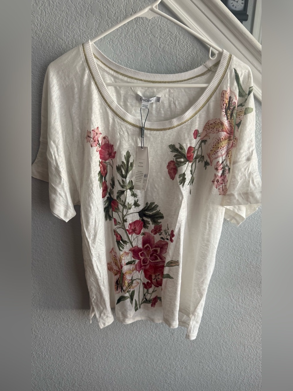 Chico's Cream Floral Scoop Neck Short Sleeve Top